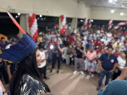 
Narubia Werreria na Caravana com Lula em Araguaína - Foto: Kaio Costa