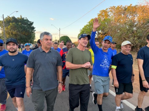 Candidato ao Senado, Guimarães caminha rumo ao Bonfim com Vicentinho e defende valorização das manifestações de fé