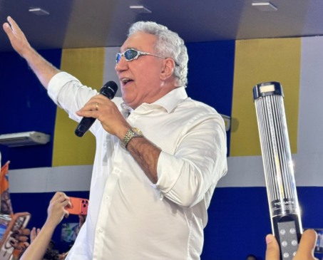 Laurez abre convenção com tom político e resgata origem humilde: “Eu venho do sofrimento”