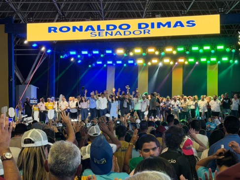 Dorinha chega pelo meio do povo e abre convenção com demonstração de força política e mobilização