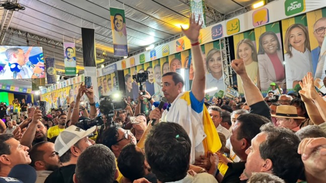 Com recepção calorosa, Vicentinho Júnior, Amélio Cayres e Alexandre Guimarães chegam sob festa em convenção