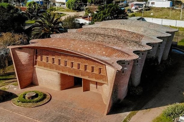 A Igreja Cristo Obrero e Nossa Senhora de Lourdes, conhecida também como a Iglesia de Estación Atlántida é um patrimônio mundial, com projeto assinado pelo arquiteto Eladio Dieste, em 1958 (Divulgação) A Igreja Cristo Obrero e Nossa Senhora de Lourdes, conhecida também como a Iglesia de Estación Atlántida é um patrimônio mundial, com projeto assinado pelo arquiteto Eladio Dieste, em 1958 (Divulgação)