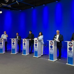 No 1&ordm; bloco do debate candidatos apresentam suas hist&oacute;rias em clima de aten&ccedil;&atilde;o total; milit&acirc;ncias fazem barulho