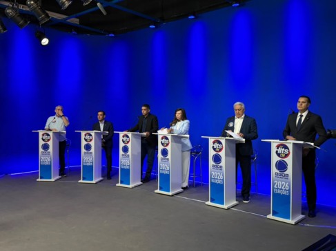 No 1º bloco do debate candidatos apresentam suas histórias em clima de atenção total; militâncias fazem barulho