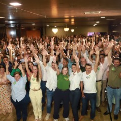 Claudia Lelis d&aacute; pontap&eacute; inicial &agrave; campanha pela reelei&ccedil;&atilde;o cercada por lideran&ccedil;as de mais de 70 munic&iacute;pios e milhares de apoiadores