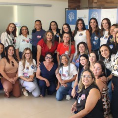 Karynne Sotero ao lado de lideran&ccedil;as femininas.