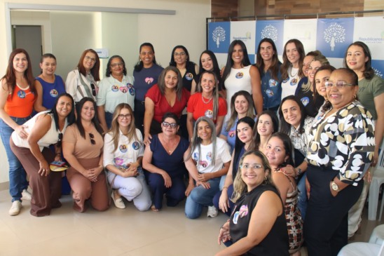 Karynne Sotero ao lado de lideranças femininas.