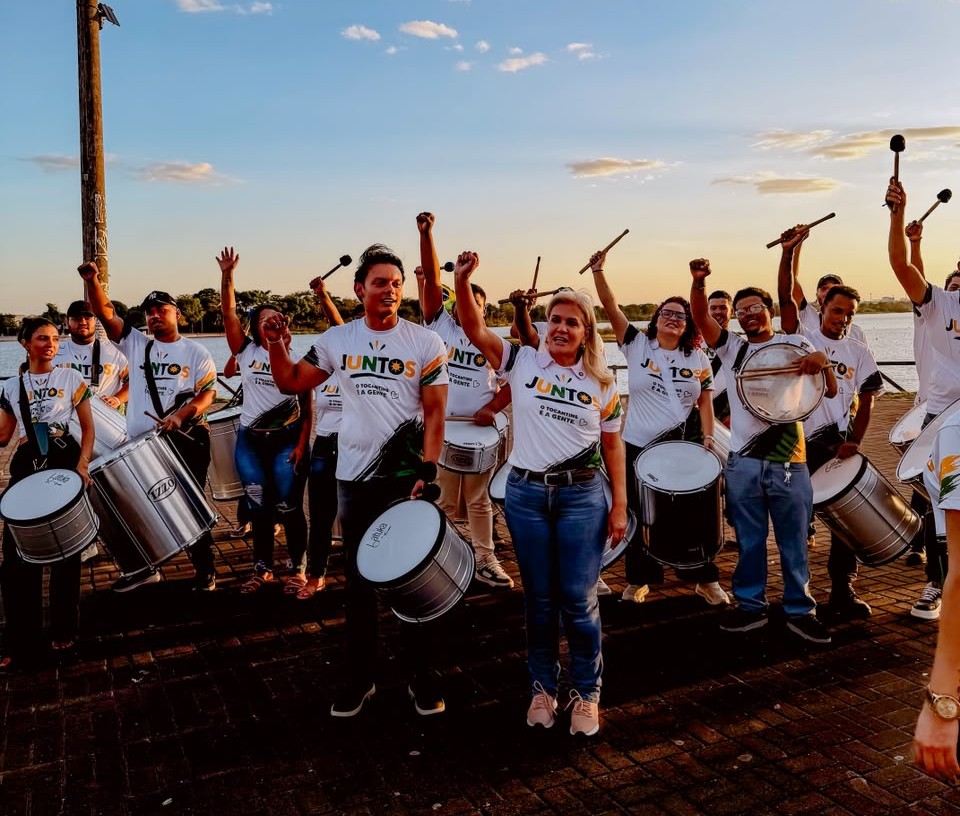 Adesivaço de Dra. Ângela Facit e Sandoval Cardoso reúne apoiadores e marca início da campanha