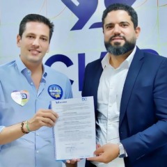 Deputado estadual Olyntho Neto e Roger K&uuml;hn, presidente da Aciara, durante assinatura do documento que re&uacute;ne pautas importantes da classe empresarial &mdash; Imagem: Ascom/Olyntho