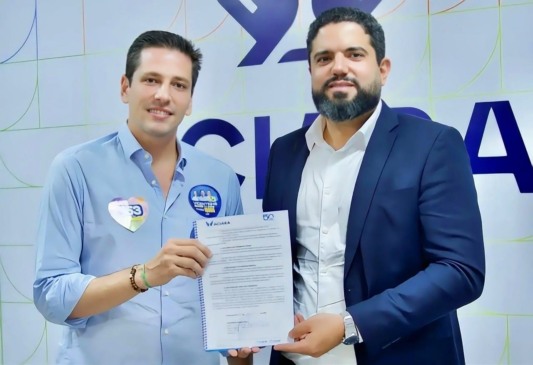 Deputado estadual Olyntho Neto e Roger Kühn, presidente da Aciara, durante assinatura do documento que reúne pautas importantes da classe empresarial — Imagem: Ascom/Olyntho