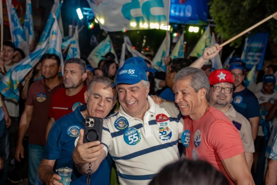 Laurez faz 1º adesivaço em Gurupi e defende novas unidades de tempo integral