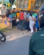 Mulher &eacute; resgatada debaixo de &ocirc;nibus &mdash; Foto: Aragua&iacute;na no Foco