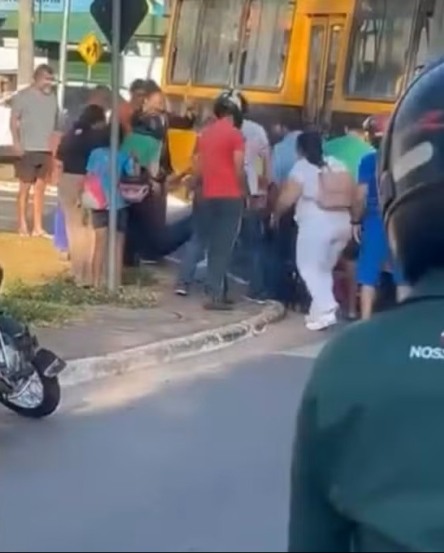 Mulher é resgatada debaixo de ônibus — Foto: Araguaína no Foco