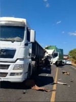 O acidente envolveu dois caminh&otilde;es &mdash; Foto: Reprodu&ccedil;&atilde;o/TV Anhanguera
