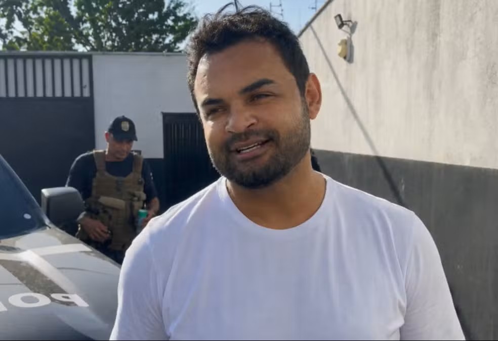 Jackson Soares foi alvo de busca e apreensão mas acabou detido ao serem encontradas munições em sua casa — Foto: Reprodução/Tv Anhanguera Jackson Soares foi alvo de busca e apreensão mas acabou detido ao serem encontradas munições em sua casa — Foto: Reprodução/Tv Anhanguera