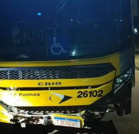 Frente do ônibus atingido - Foto: Sou de Palmas Frente do ônibus atingido - Foto: Sou de Palmas