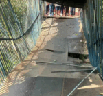 Passarela cedeu parcialmente com alunos em cima de estrutura - Foto: Reprodu&ccedil;&atilde;o