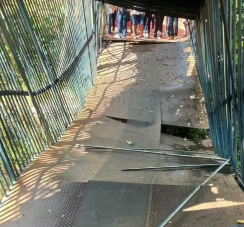 Passarela cedeu parcialmente com alunos em cima de estrutura - Foto: Reprodução