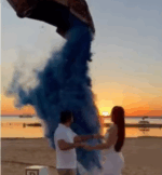 Casal usa escavadeira em ch&aacute; revela&ccedil;&atilde;o na Praia da Graciosa e descobre que ser&atilde;o pais de menino