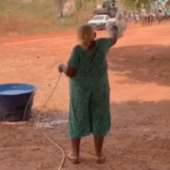 Em dia de calor acima dos 35&deg;C, moradora para cavalgada para dar &aacute;gua a cavalos no TO; V&Iacute;DEO