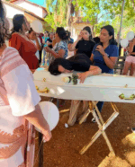 Sabrina da Silva Feitosa durante enterro do filho Gustavo - Foto: Arquivo pessoal/Cirlene Feitosa

