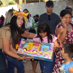 Primeira-dama Karynne Sotero leva solidariedade, doa&ccedil;&otilde;es e acolhimento &agrave;s fam&iacute;lias da Aldeia Canuan&atilde;