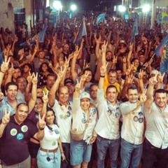  A Rua 25 de Agosto, no centro da cidade, ficou tomada por apoiadores em mais uma demonstra&ccedil;&atilde;o de for&ccedil;a da campanha de Olyntho - Foto: Ascom/Olyntho