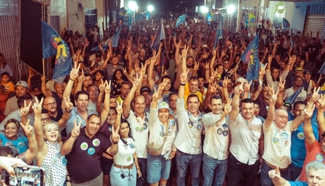  A Rua 25 de Agosto, no centro da cidade, ficou tomada por apoiadores em mais uma demonstração de força da campanha de Olyntho - Foto: Ascom/Olyntho