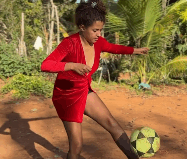De vestido e salto alto, “blogueira raiz” faz embaixadinhas e vídeo passa de 590 mil visualizações