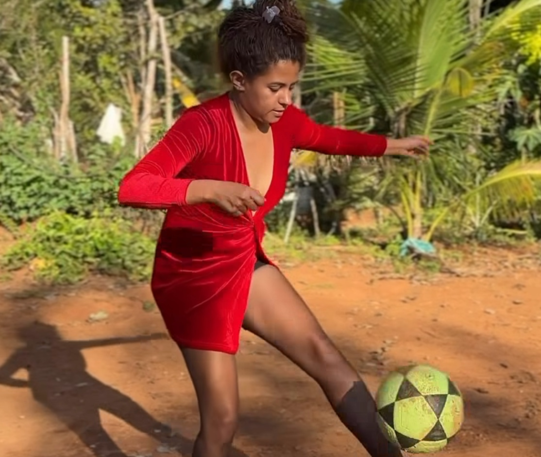 De vestido e salto alto, “blogueira raiz” faz embaixadinhas e vídeo passa de 590 mil visualizações De vestido e salto alto, “blogueira raiz” faz embaixadinhas e vídeo passa de 590 mil visualizações