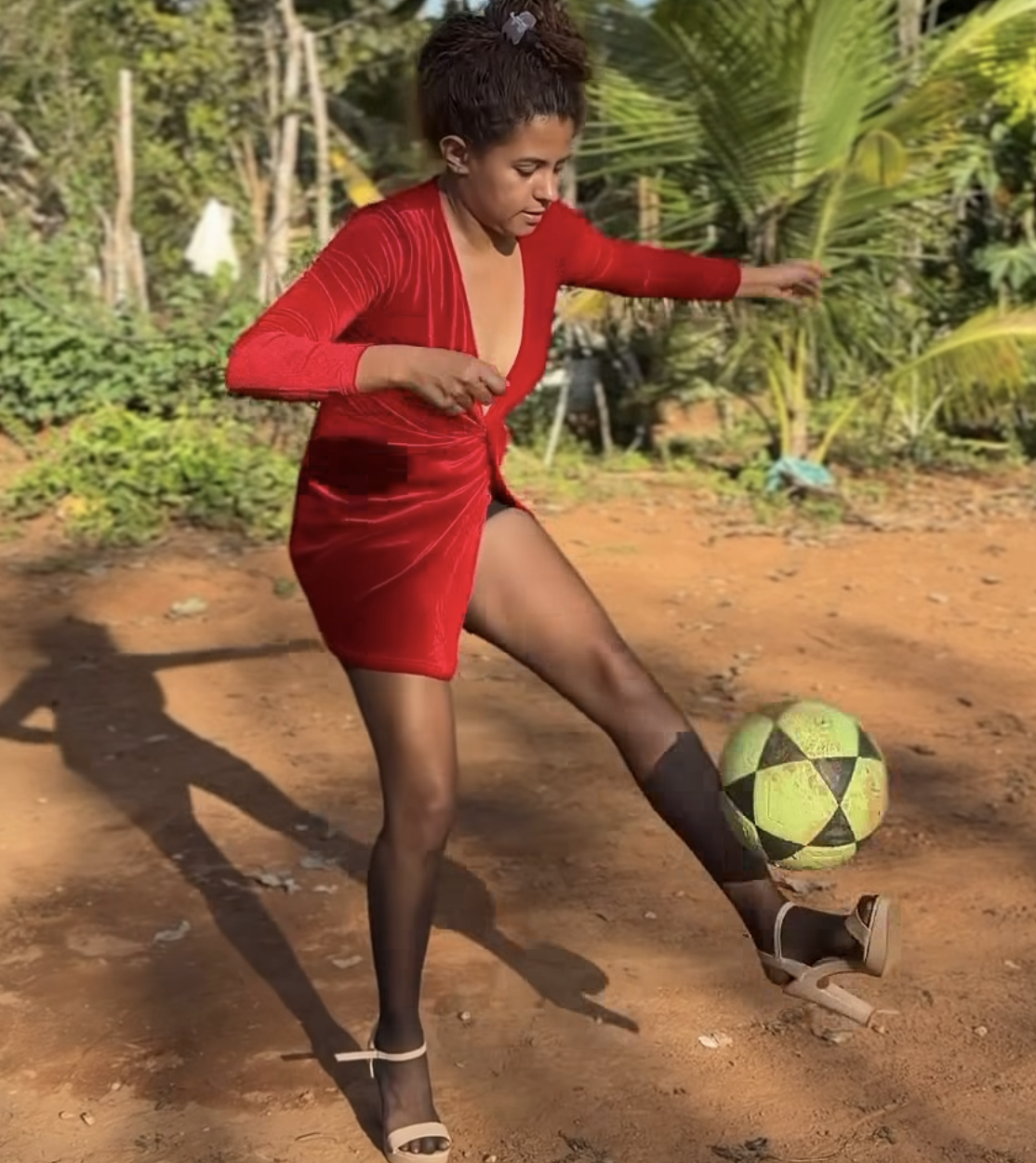 De vestido e salto alto, “blogueira raiz” faz embaixadinhas e vídeo passa de 590 mil visualizações De vestido e salto alto, “blogueira raiz” faz embaixadinhas e vídeo passa de 590 mil visualizações