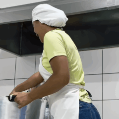 Merendeira de escola no interior do TO viraliza ao mostrar rotina que come&ccedil;a &agrave;s 4h: &ldquo;por aqui a gente n&atilde;o para n&atilde;o, merm&atilde;o&rdquo;