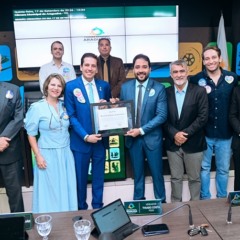 Deputado estadual Olyntho Neto (MDB) foi homenageado com o T&iacute;tulo de Cidad&atilde;o Araguainense proposto pelo vereador Thiago Costa (MDB) - Foto: Ascom/Olyntho