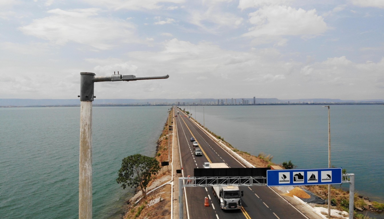Nova estrutura contará com placas fotovoltaicas instaladas nos postes e baterias integradas à própria estrutura - Foto: Adilvan Nogueira/Governo do Tocantins Nova estrutura contará com placas fotovoltaicas instaladas nos postes e baterias integradas à própria estrutura - Foto: Adilvan Nogueira/Governo do Tocantins