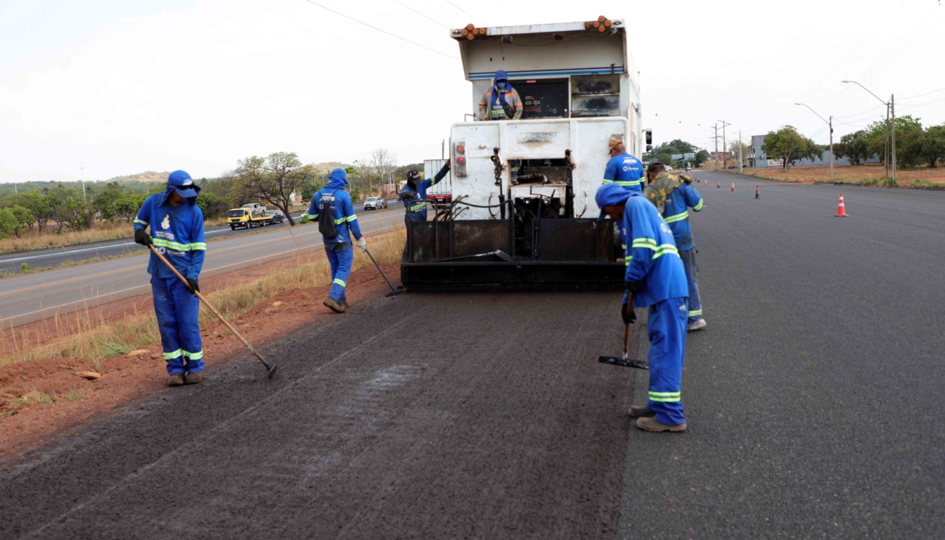 

Após aplicação do microrrevestimento asfáltico, será realizada a sinalização definitiva — Foto: Ademir dos Anjos/Governo do Tocantins
