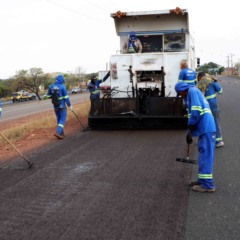 

Ap&oacute;s aplica&ccedil;&atilde;o do microrrevestimento asf&aacute;ltico, ser&aacute; realizada a sinaliza&ccedil;&atilde;o definitiva &mdash; Foto: Ademir dos Anjos/Governo do Tocantins
