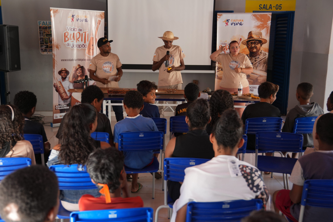 Viola de Buriti do Jalapão leva música e saberes tradicionais a escolas de Palmas Viola de Buriti do Jalapão leva música e saberes tradicionais a escolas de Palmas