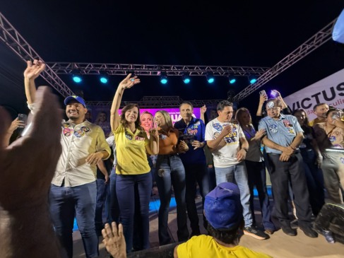 Campanha de Dorinha movimenta Gurupi com governador e aliados chegando no meio da multidão 
