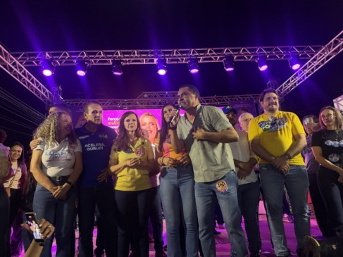 Em palanque do grupo em Gurupi, Wanderlei mostra proximidade popular e pede que servidores votem em Dorinha: “é uma continuidade muito melhor”