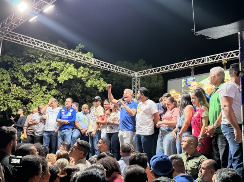 Na Baixada do Aureny III, Eduardo Siqueira celebra asfalto e pede ao povo: “pavimentem a chegada da Professora Dorinha de uma sala de aula até o Palácio”