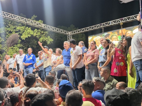 “Agora é a hora de uma mulher governar o Estado”, diz Wanderlei ao animar militância em comício de Dorinha no Aureny III