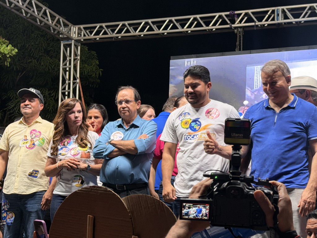 Eli Borges participa de comício ao lado de Dorinha e á Gazeta nega especulações sobre mudança de lado: “respeito a chapa de lá mas mantenho a minha posição” Eli Borges participa de comício ao lado de Dorinha e á Gazeta nega especulações sobre mudança de lado: “respeito a chapa de lá mas mantenho a minha posição”