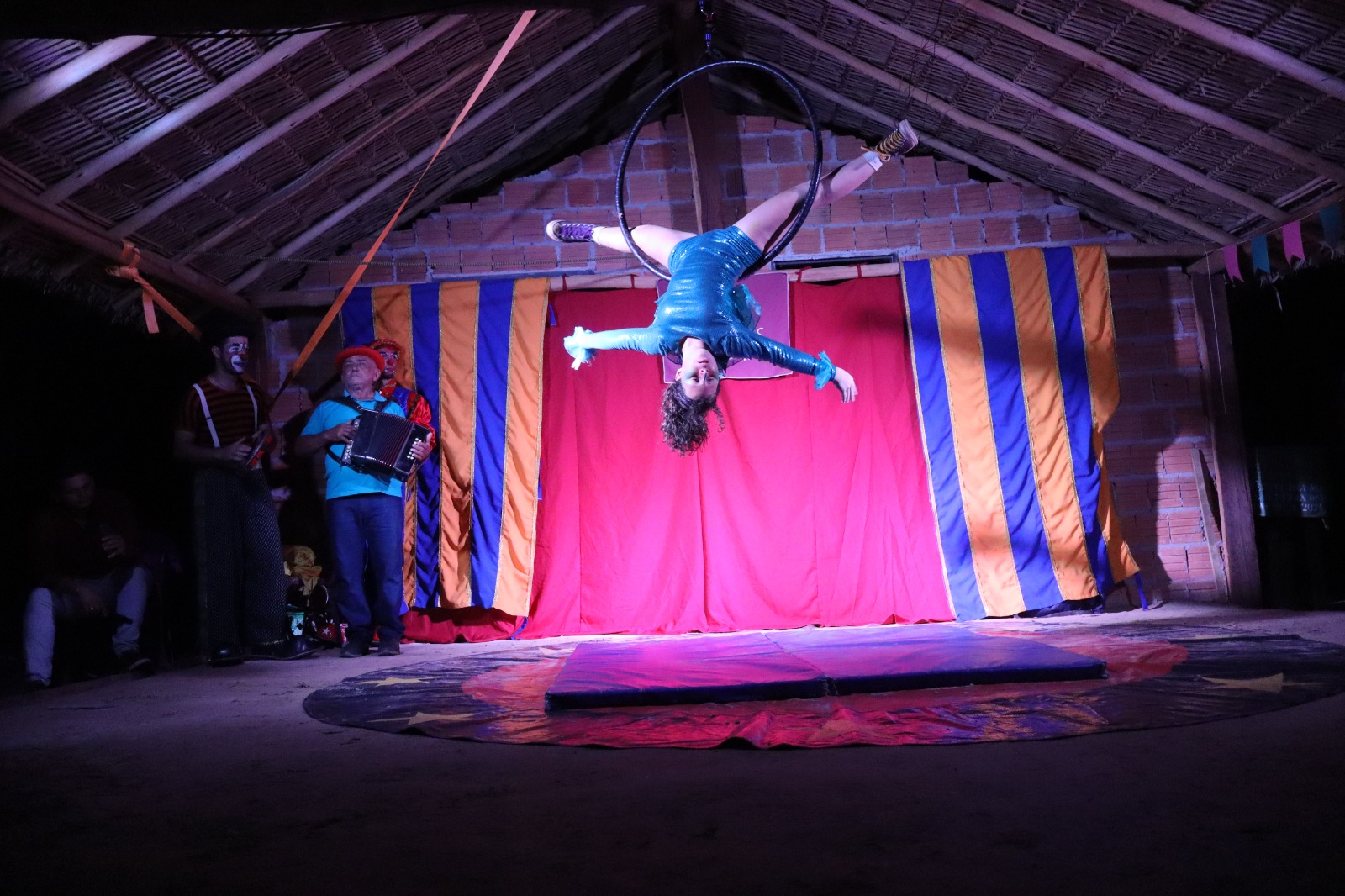 Circo Os Kaco e Associação Quilombola promovem evento solidário inédito no Jalapão e garantem recursos para casa de farinha comunitária