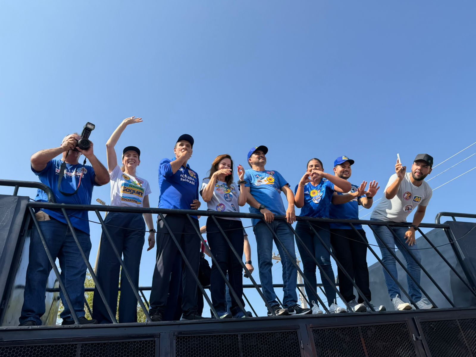 Com prefeito, Wanderlei e aliados majoritários, Dorinha leva multidão à Avenida Tocantins e discursa no carro de som: “a maior pesquisa é essa”