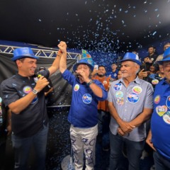 J&aacute; no estilo azul&atilde;o, Vicentinho anuncia Ksarin com elogios: &ldquo;passe pra dentro e construa seu projeto que aqui ningu&eacute;m quer desconstruir ningu&eacute;m&rdquo;