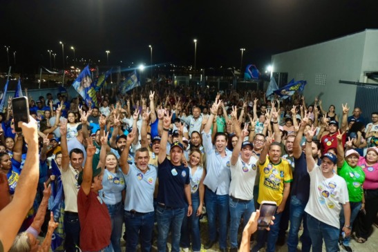 Com a presença dos candidatos da majoritária, ato político em Araguaína foi marcado pelo entusiasmo dos apoiadores e pela adesão popular — Foto: Ascom/Olyntho