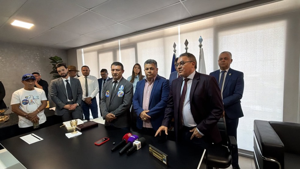 Folha retira nome e adere à candidatura de Marilon à reeleição na presidência da Câmara com apoio de 17 e ajuda de Eduardo Siqueira Folha retira nome e adere à candidatura de Marilon à reeleição na presidência da Câmara com apoio de 17 e ajuda de Eduardo Siqueira