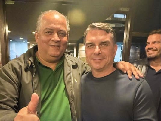 Flávio pede voto para Eduardo Gomes e destaca atuação do senador no governo de Jair Bolsonaro: “Leal, firme e gente de confiança” Flávio pede voto para Eduardo Gomes e destaca atuação do senador no governo de Jair Bolsonaro: “Leal, firme e gente de confiança”