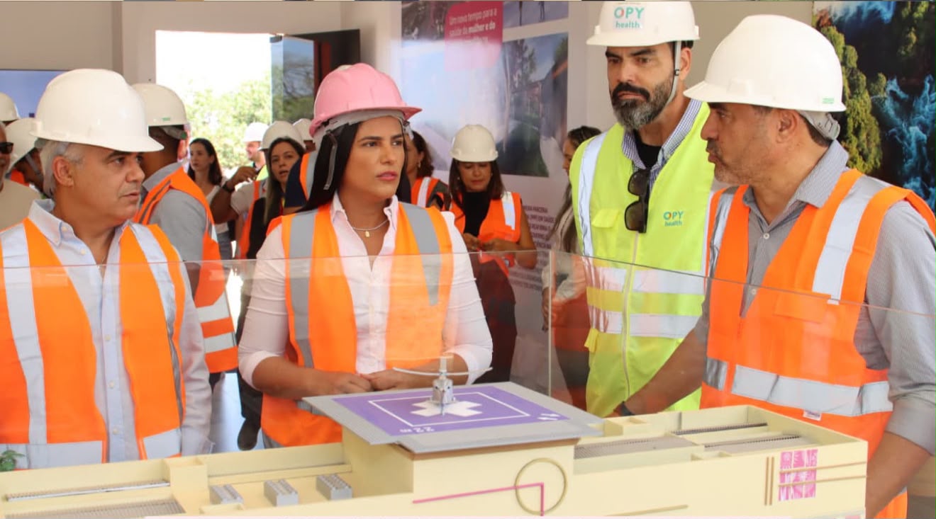 Karynne Sotero acompanha o governador Wanderlei Barbosa durante visita às obras do Hospital da Mulher e Maternidade Estadual.