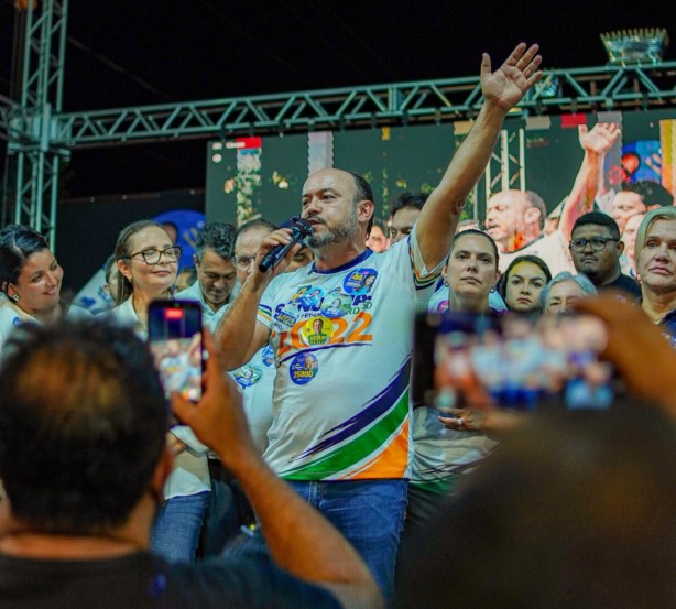 Na disputa de federal, Sandoval reúne grande público e 15 prefeitos em ato de campanha em Colinas